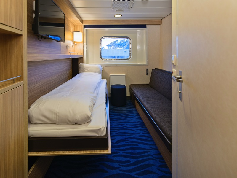 Polar Outside | Twin on upper deck with window